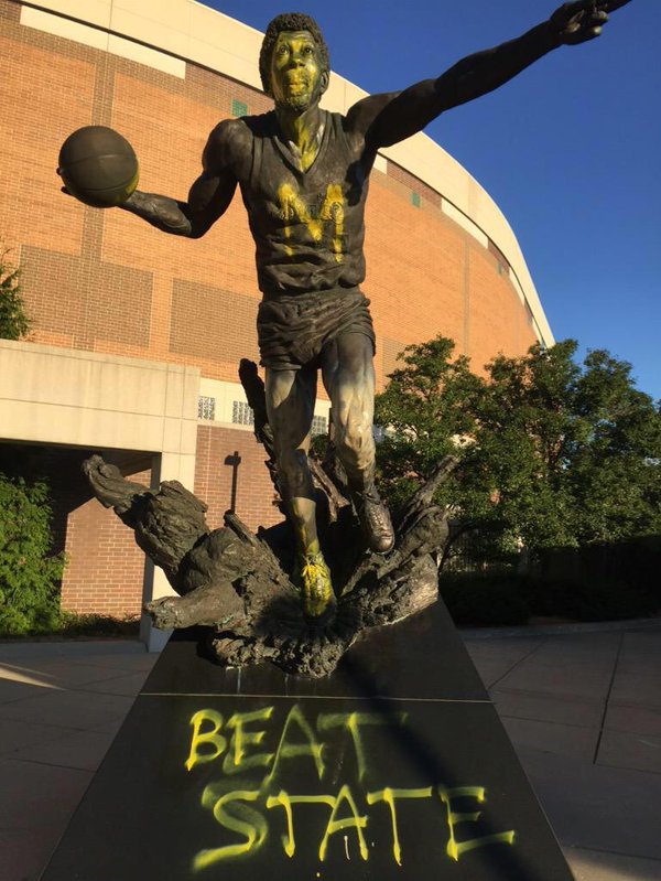 Magic Johnson's emotional reaction to deadly Michigan State